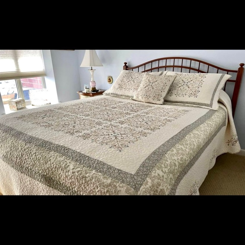 Home Classics Queen Quilt With Shams & Accent Pillow